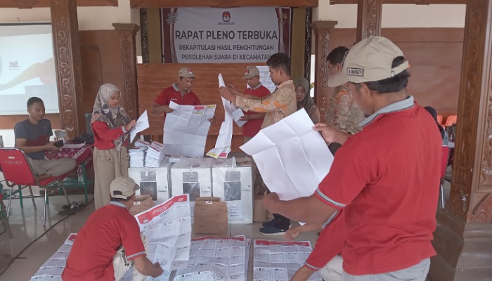 Suasana rekapitulasi suara Pemilu 2024 di Kecamatan Polokarto, Sukoharjo.