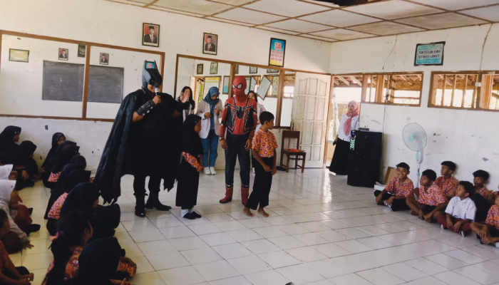 Ilustrasi aktivis sosial Agus Widanarko mengenakan kostum superhero, mendongeng di sebuah SD di Sukoharjo.