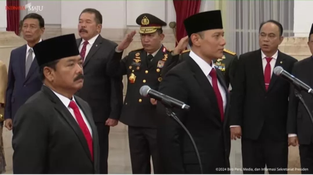 Presiden Jokowi resmi melantik Hadi Tjahjanto sebagai Menteri Koordinator Bidang Politik, Hukum dan Keamanan (Menko Polhukam) dan Agus Harimurti Yudhoyono (AHY) jadi Menteri ATR/BPN.