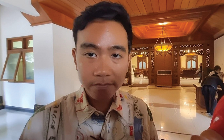 Cawapres 02 Gibran Rakabuming Raka saat menanggapi pertanyaan wartawan di Balai Kota Solo.