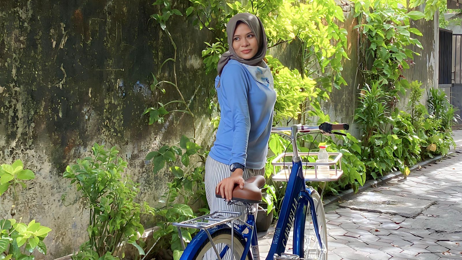 Private Trip bersepeda menelusuri sejumlah gang di Kota Solo lewat Gang Gowes.