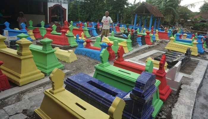 Kijing-kijing di TPU Sasono Palereman Dusun Jetis, Desa Bakungan, Kecamatan Karangdowo dicat warna-warni.