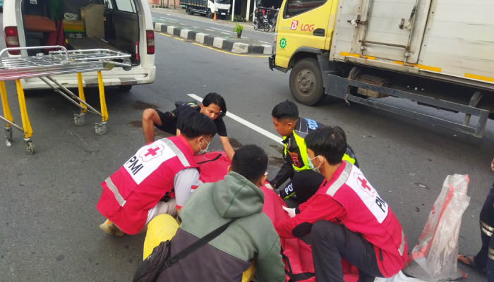 Penanganan terhadap korban kecelakaan oleh PMI Klaten di Desa Banaran, Kecamatan Delanggu, Jumat (23/2).