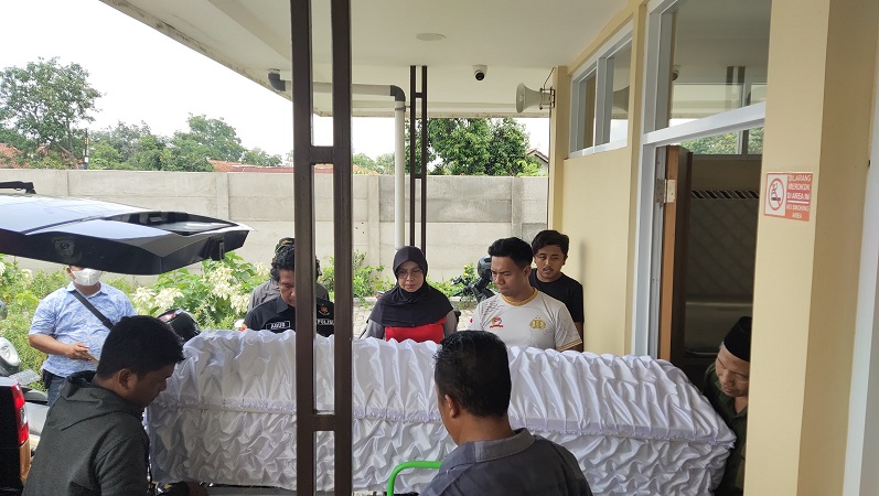 Penyerahan kerangka jenazah dua korban pembunuhan berantai di Kecamatan Girimarto, Kabupaten Wonogiri di RS Bhayangkara Kota Solo, Kamis (22/2).