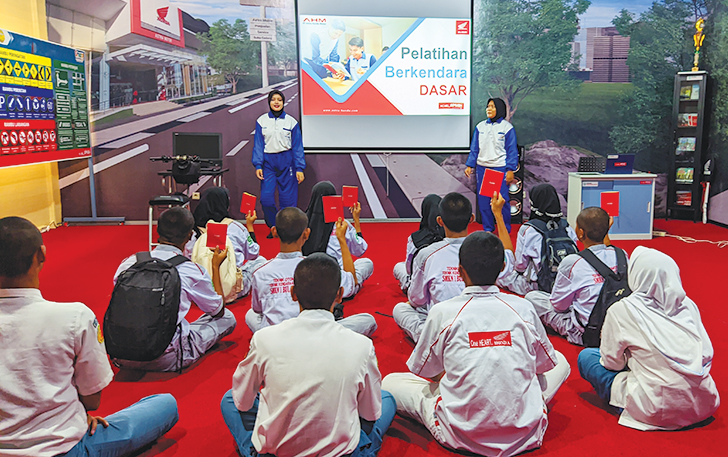 Pembelajaran ketrampilan berkendara lewat program Safety Riding Learning (SRL) SMK Honda.
