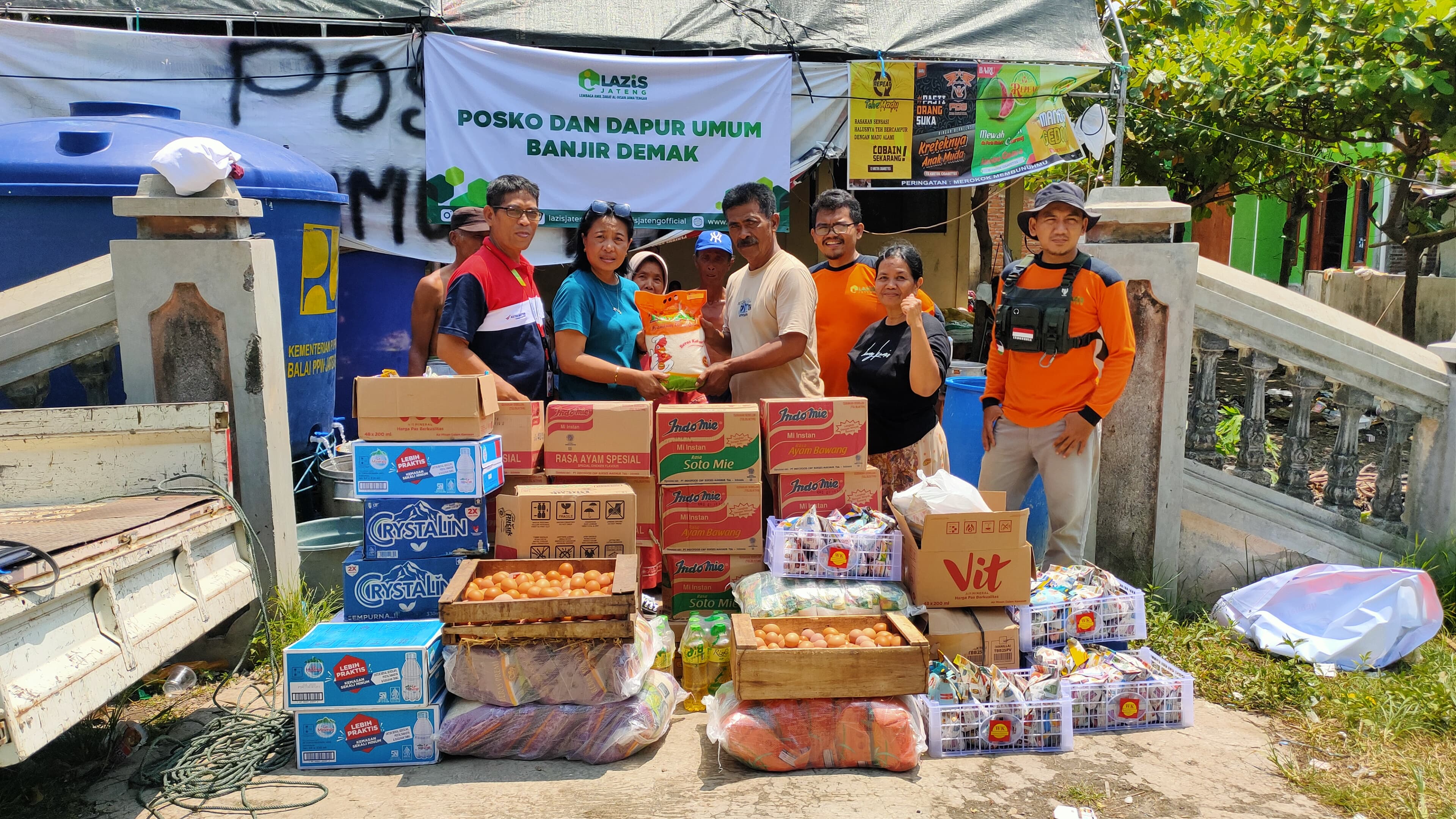 Astra Motor Jateng bersama dengan jaringan dealer Astra Motor dan Ikatan Karyawan Astra Motor (IKASMO) Jateng juga memberikan bantuan untuk korban banjir Demak, Sabtu (17/2/2024).