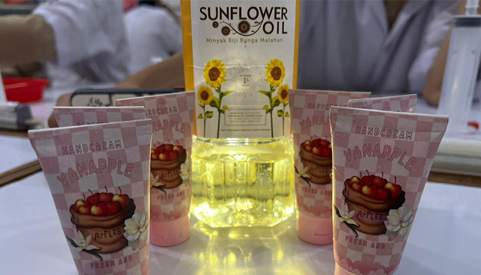 TRAVEL FRIENDLY: Handcream Vanapple karya para siswa SMK Farmasi Nasional Surakarta. Foto bawah, proses pembuatan handcream di laboratorium farmakognosi.