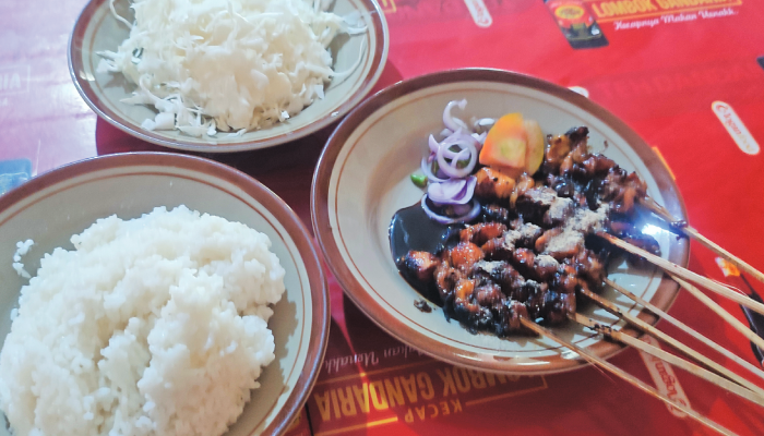 Sate kelinci Pak Peng di Sambungmacan, Sragen banyak yang antre.