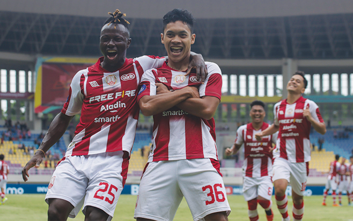 AKTOR PENTING: Selebrasi winger Persis Solo Althaf Indie Alrizky bersama Moussa Sidibe (kiri), usai menjebol gawang Persik Kediri di Stadion Manahan, Sabtu sore (24/2).