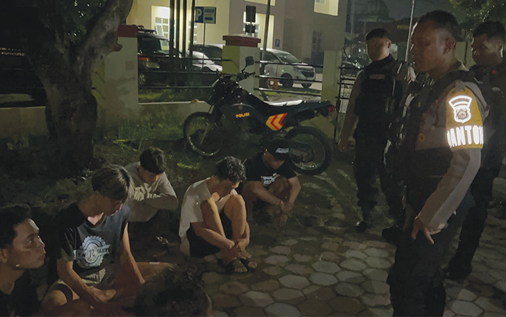 MERESAHKAN: Enam pemuda diamankan tim  Sparta Sat Samapta Polresta Solo saat hendak tawuran.
