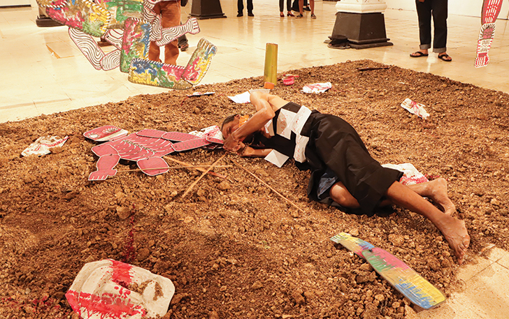 KELUH KESAH : Performance art Choiri dalam rangkaian pameran seni rupa Arus Terowongan, Kelompok Bumi Manusia di Taman Budaya Jawa Tengah, 19 Februari lalu.