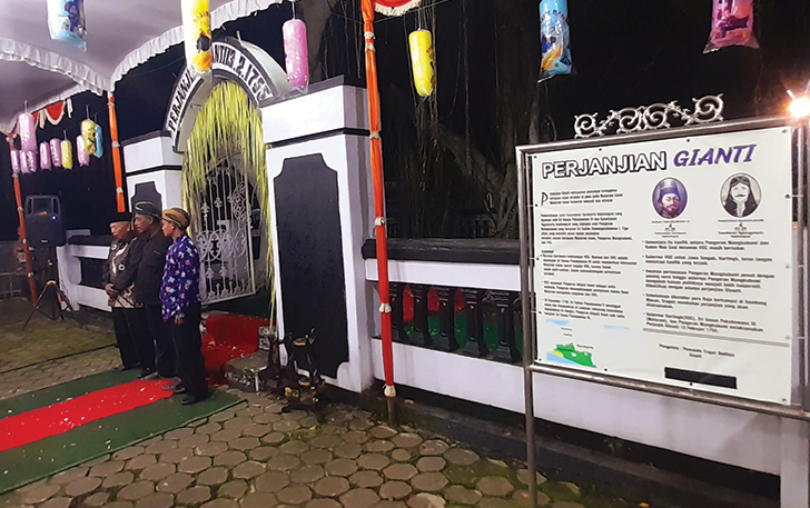Upacara adat yang digelar warga Dusun Kerten, Desa Jantiharjo, Kecamatan/Kabupaten Karanganyar di Monumen Giyanti.