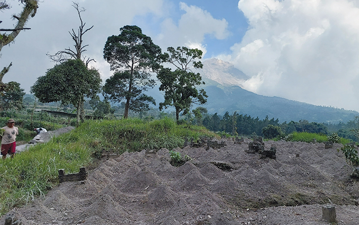 SAKSI BISU: Warga menunjukan sisa makam kuno Dusun Pencar yang disapu wedhus gembel dari erupsi Gunung Merapi pada 1954 silam. Lokasi ini di Desa Klakah, Kecamatan Selo, Kabupaten Boyolali.