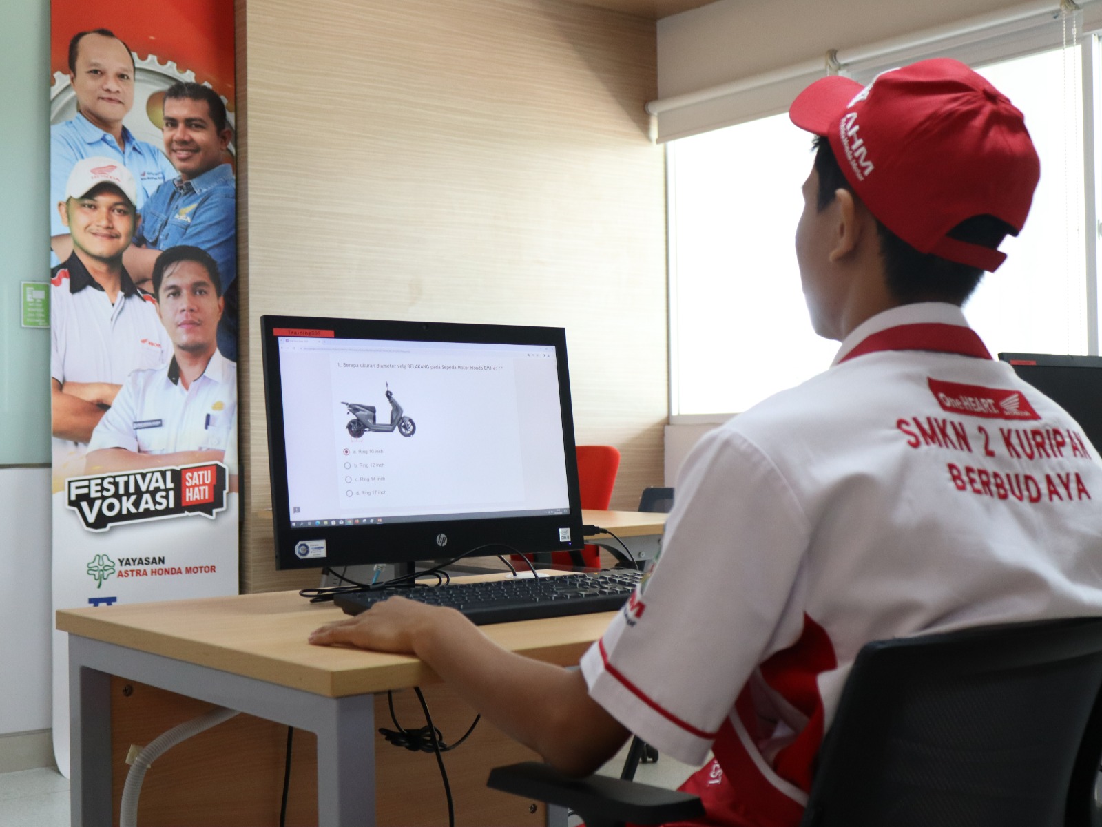 Peserta siswa Festival Vokasi Satu Hati 2024 sedang menjalani uji teori sepeda motor listrik