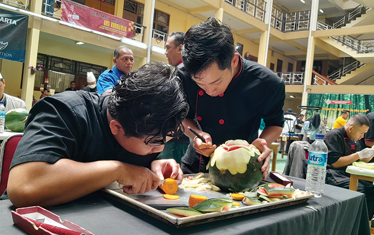 TAMBAH KOMPETENSI: Kompetisi fruit cutting di salah satu sekolah tinggi pariwisata di Kota Solo, belum lama ini.