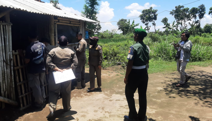 Tim gabungan saat melakukan penggerebekan warung soto yang menjadi tempat hoho hihe di Desa Brajan, Kecamatan Prambanan, Senin (26/2)