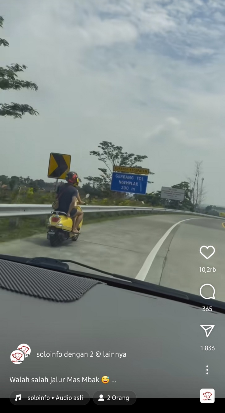 Dua bule asal Singapura nyasar ke arah gerbang tol Ngemplak, Boyolali, Sabtu (24/2/2024).