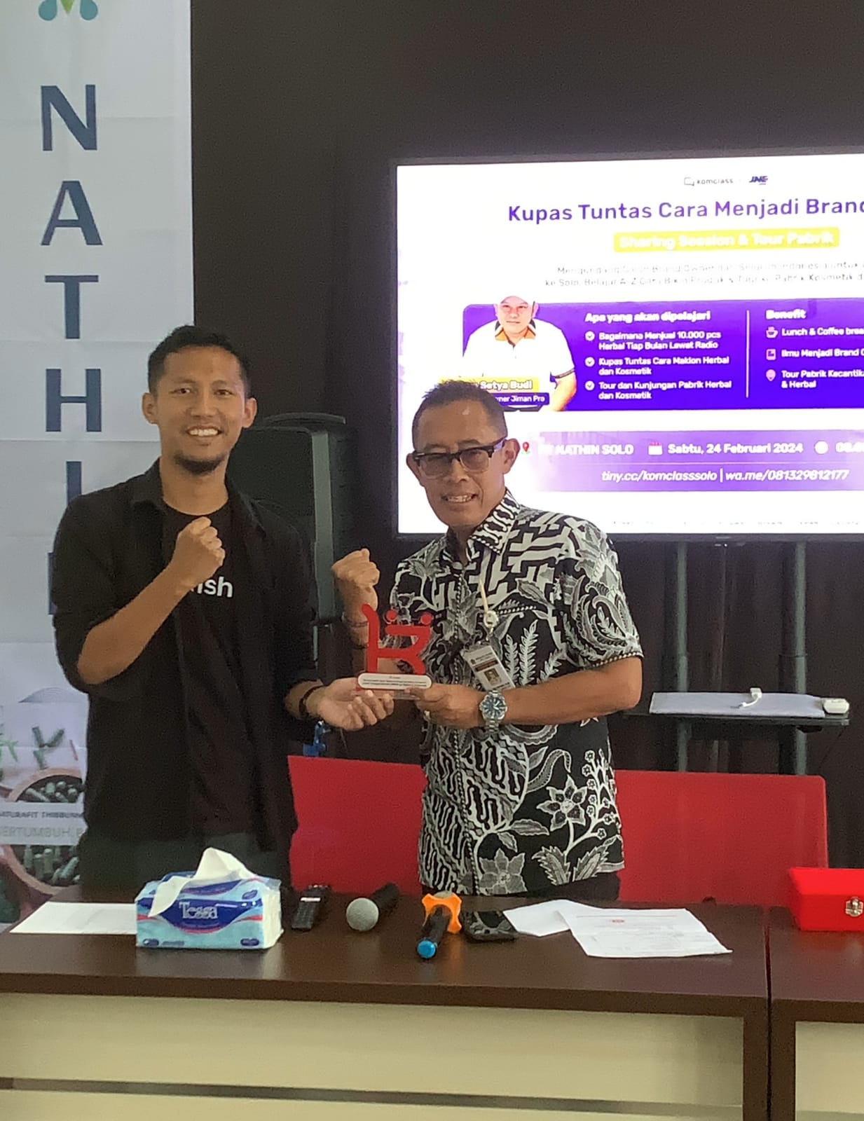 Penyerahan Plakat dari CEO Komerce (kiri) kepada perwakilan Dinkop dan UMKM Jawa Tengah.