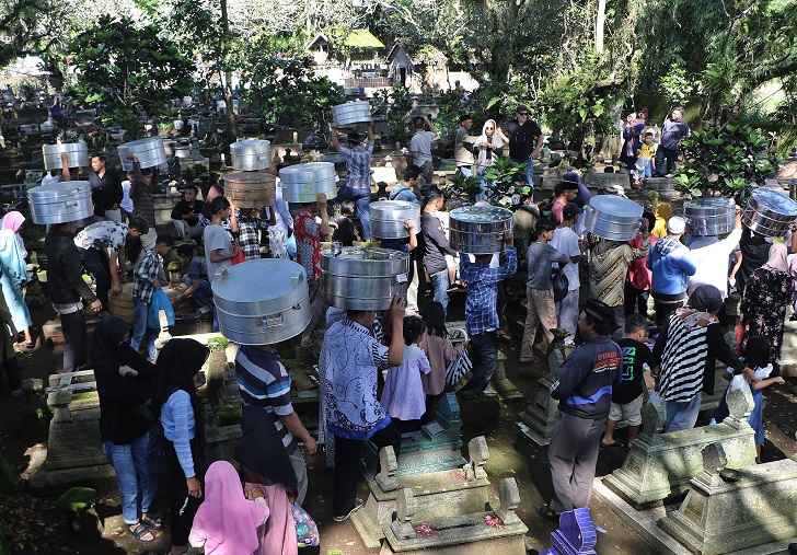 Tradisi sadranan di Makam Puralaya, Dusun Tunggulsari, Desa Sukabumi, Kecamatan Cepogo, Kabupaten Boyolali,  Senin (26/2/2024).