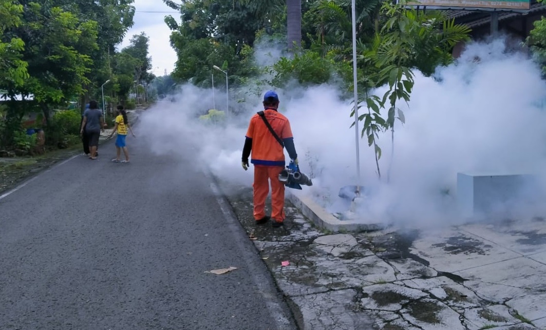 Ilustrasi fogging untuk memberantas nyamuk DBD pada 2021.