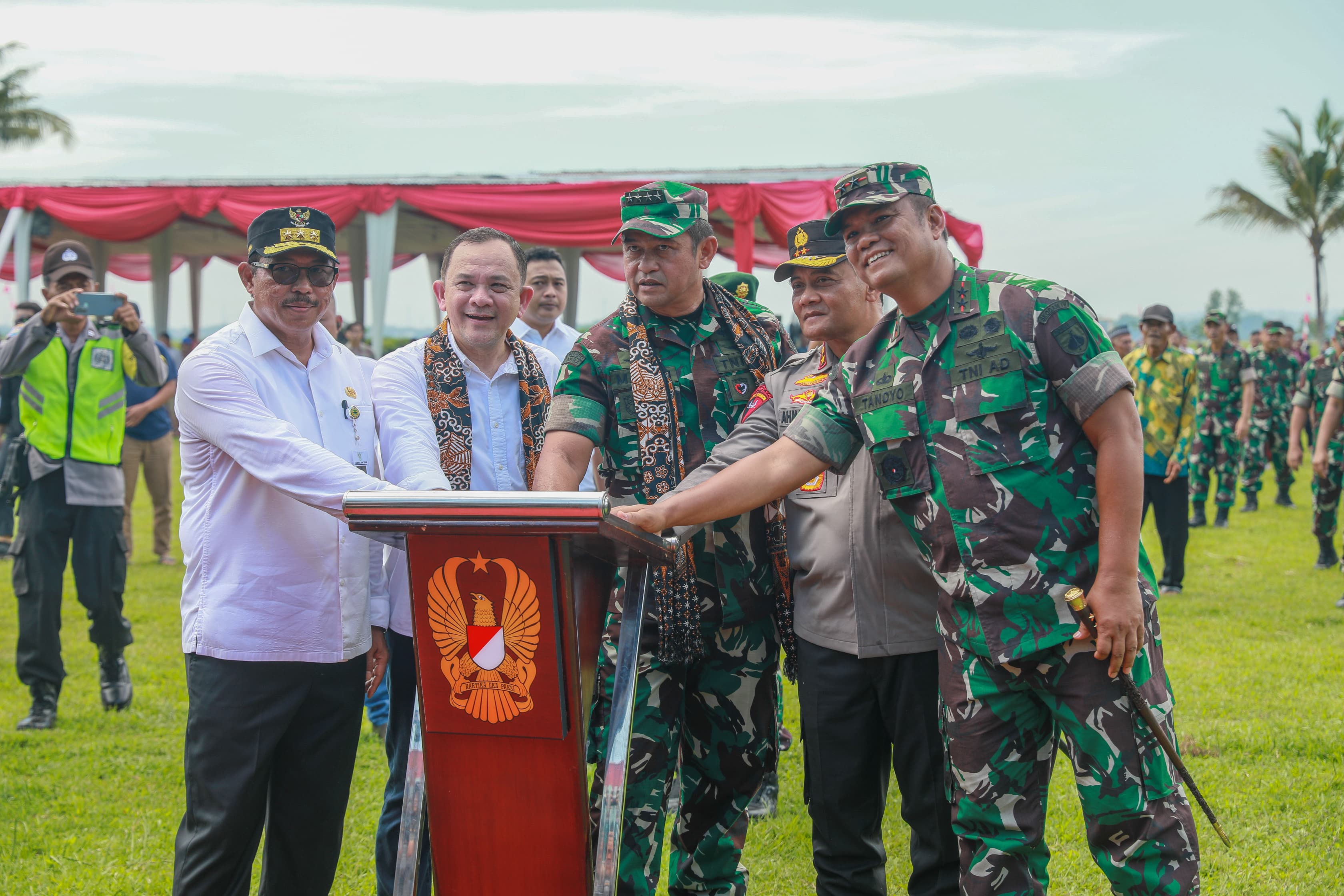 Pj Gubernur Jawa Tengah Nana Sudjana (kiri) saat menghadiri Peresmian Program Peningkatan Kesejahteraan Desa kerja sama Kostrad dan PT Astra Tbk di Lapangan Desa Tipar, Kecamatan Rawalo, Banyumas.