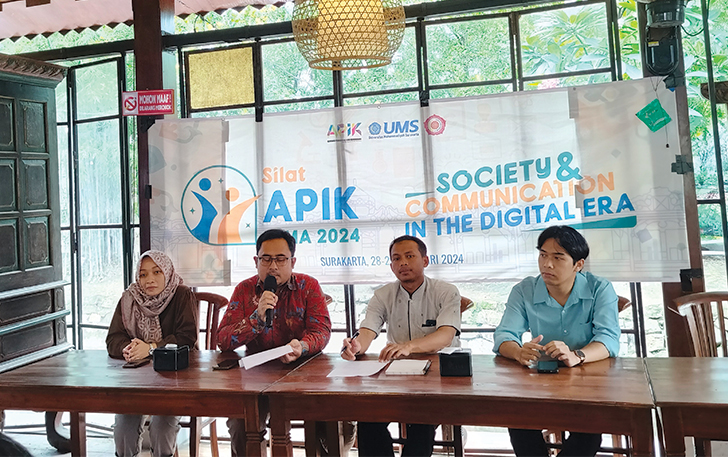 PEMAPARAN: Ketua Prodi Ilmu Komunikasi UMS Sidiq Setyawan memberikan penjelasan dalam&nbsp;Jumpa pers Silat APIK, Selasa (27/2/2024).