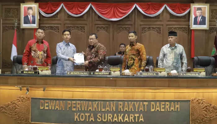Wali Kota Solo Gibran Rakabuming Raka dan pimpinan DPRD Kota Solo saat paripurna pengesahan Raperda APBD 2024 di gedung Graha Paripurna.