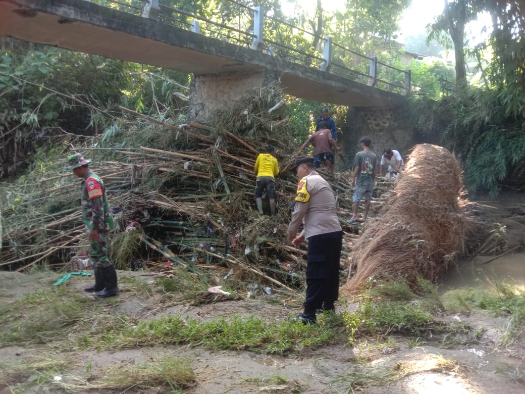 Unsur TNI-Polri gotong royong membuat jembatan darurat di Desa Srimulyo, Kecamatan Gondang, Kabupaten Sragen.