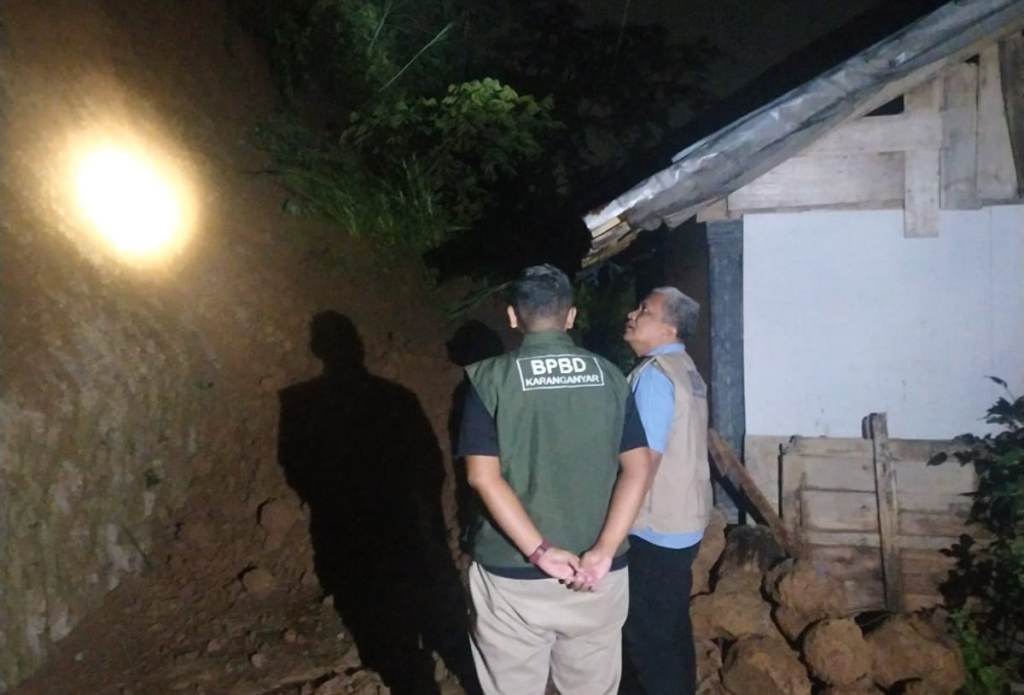 Kepala Pelaksana Harian BPBD Kabupaten Karanganyar Hendro Prayitno mengecek dampak longsor di Kecamatan Jenawi.