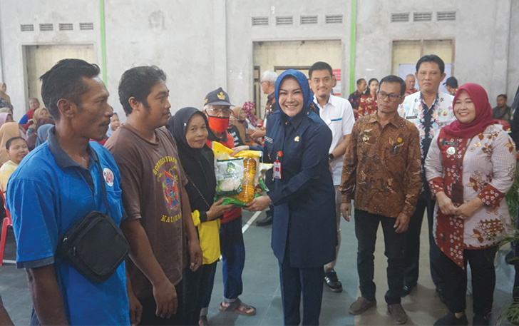 Bupati Klaten Sri Mulyani saat menyerahkan paket sembako yang bisa ditebus murah seharga Rp 81 ribu di Gedung Serbaguna Desa Sawahan, Kecamatan Juwiring, Selasa (27/2/2024)