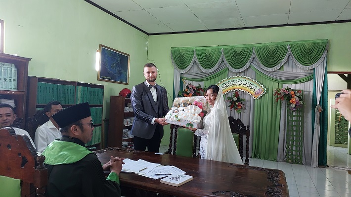 Karl Harris, 32, warga Kota Huntingdon, Inggris, dan Nurul Kusumaningrum, 31, warga Desa Gubug, Kecamatan Cepogo, Kabupaten Boyolali di sela ijab kabul di Kantor KUA Cepogo, Rabu (28/2/2024).