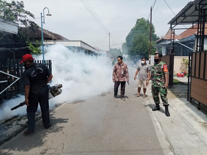 Tim Dinkes Karanganyar dan unsur TNI melakukan fogging di Kecamatan Tasikmadu, kemarin.