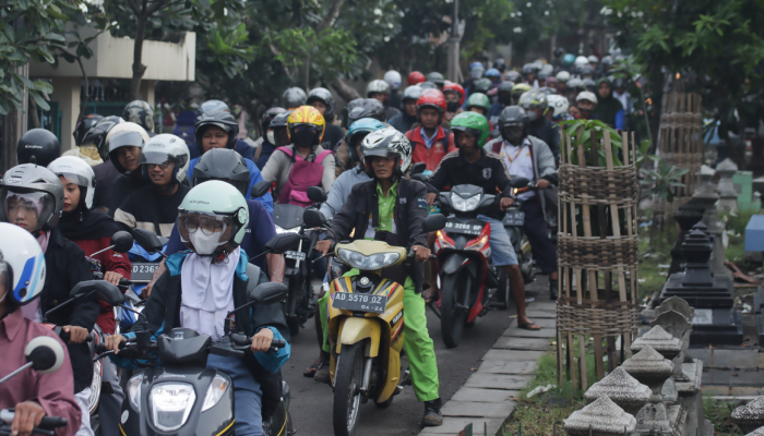 Jalan inspeksi di tengah makam atau TPU Bonoloyo padat kendaraan, pasca penutupan Simpang Joglo sisi utara, Rabu (28/2).