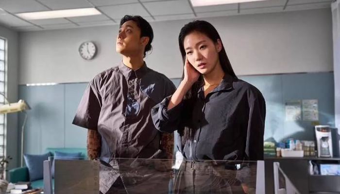 Lee Do Hyun dan&nbsp;Kim Go Eun berperan sebagai dukun muda dalam Film Exhuma.