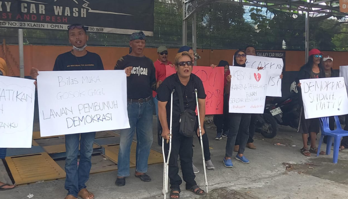 Aliansi masyarakat sipil saat menggelar aksi demo di seberang kantor KPU Klaten, Desa Sekarsuli, Kecamatan Klaten Utara, Rabu (28/2).