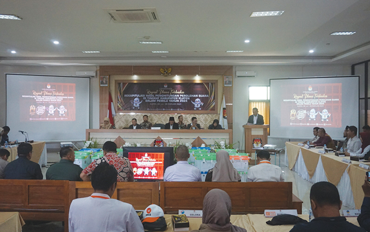 Rapat pleno terbuka rekapitulasi hasil perhitungan suara Pemilu 2024 Tingkat Kabupaten di Aula Kantor KPU Klaten, Rabu (28/2/2024)
