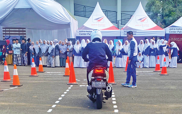 ASAH SKILL: Santri mengikuti kompetisi menaklukkan rintangan dengan motor.
