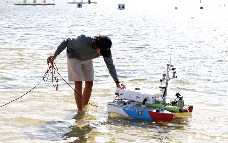 Kapal Mandakini Hydra buatan Bengawan UV Roboboat Team UNS dites di perairan saat ikuti kompetisi RoboBoat di Nathan Benderson Park Sarasota, Florida, USA, 5-11 Februari lalu.