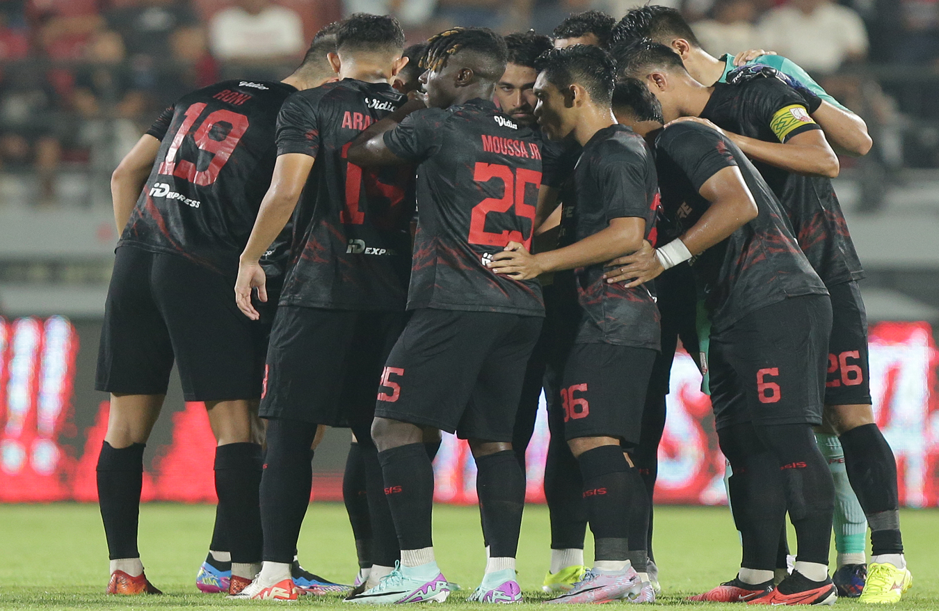 Skuad Persis Solo berdoa bersama jelang laga Liga 1 2023/2024.