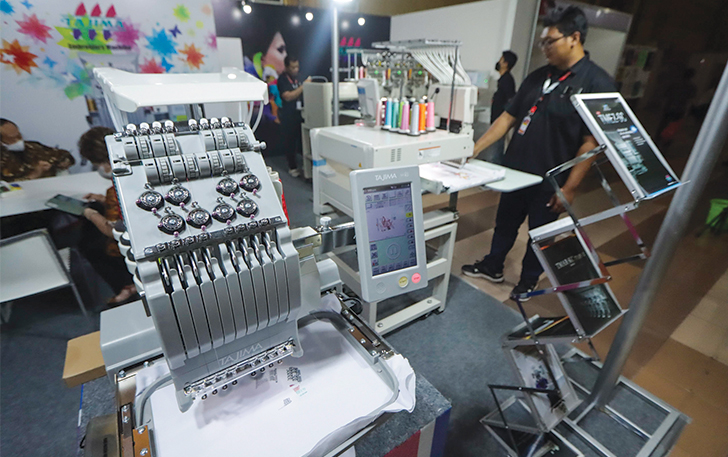 Suasana pameran mesin industri apparel atau pakaian yang digelar dalam Indonesia Apparel Production Expo (IAPE) 2024 di Hall Diamond Solo Convention Center, Kamis (29/2/2024).