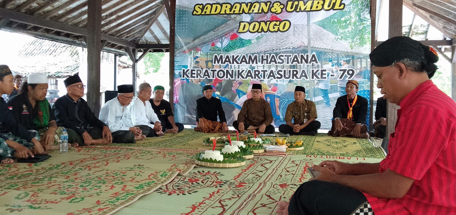 Warga Kartasura mengikuti kegiatan sadranan dan umbul donga di area bekas Keraton Kartasura, Kamis (29/2/2024)
