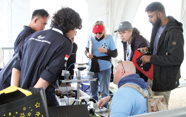 Para juri melihat kapal Mandakini Hydra buatan Bengawan UV Roboboat Team UNS dalam kompetisi RoboBoat di Nathan Benderson Park Sarasota, Florida, USA, 5-11 Februari lalu.