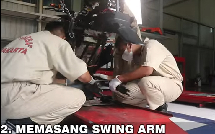 Siswa SMK Warga tengah merakit sepeda motor listrik hasil konversi.