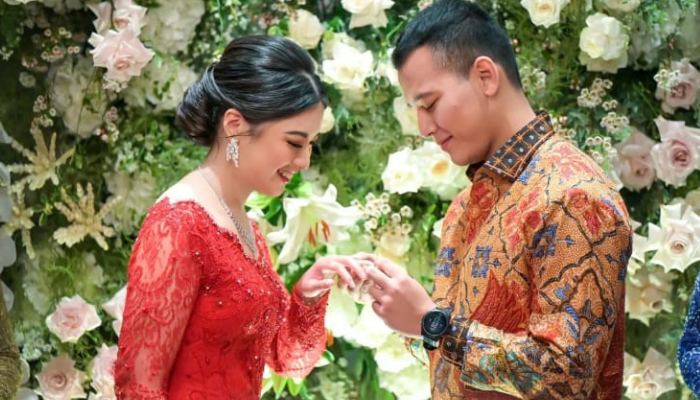 Potret romantis Angela Adinda Nurrina Perkasa dan&nbsp;Hafiz Prasetia Akbar saat tukar cincin.