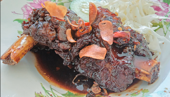Gongso iga sapi yang dijual di warung soto Pak Ragil Kota Sukoharjo.