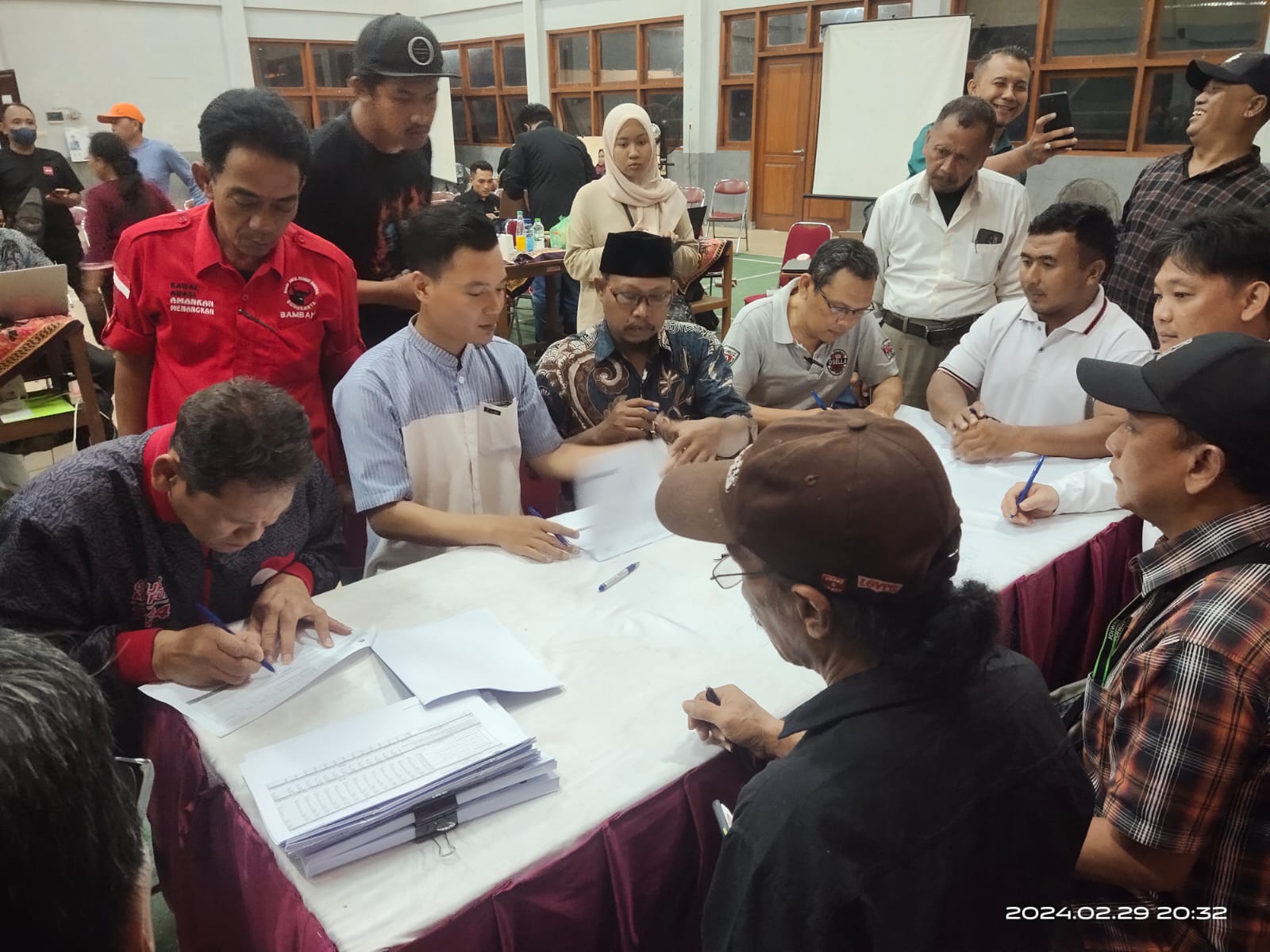 Rekapitulasi hasil Pemilu 2024 di Kecamatan Jebres yang berakhir, Kamis (29/2/204) malam.