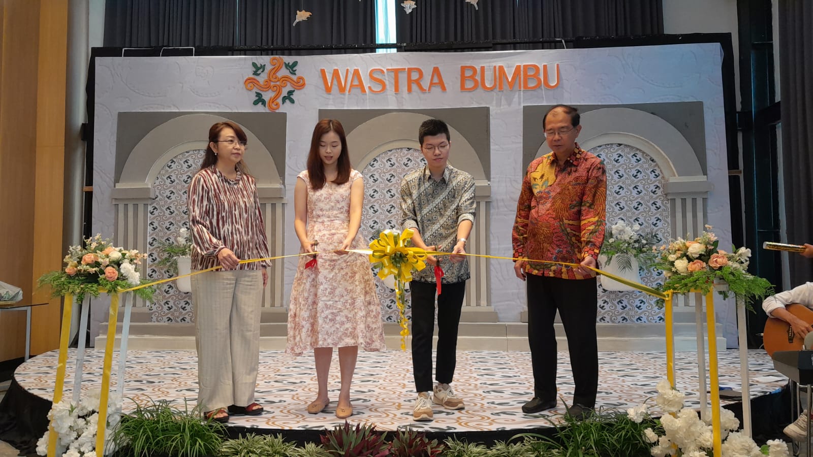 Direktur Wastra Bumbu Dr Ciputra (dua dari kanan) bersama keluarga dalam peresmian Wastra Bumbu restaurant di Jalan Slamet Riyadi, Jumat (1/3/2024).