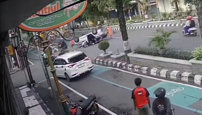 Rekaman kamera CCTV yang merekam mobil rombongan mahasiswa terbalik di Jalan Pemuda Klaten.