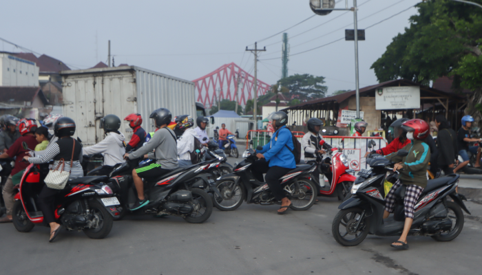 Masyarakat memanfaatkan jalur-jalur alternatif kampung selama penutupan Simpang Joglo sisi utara.&nbsp;