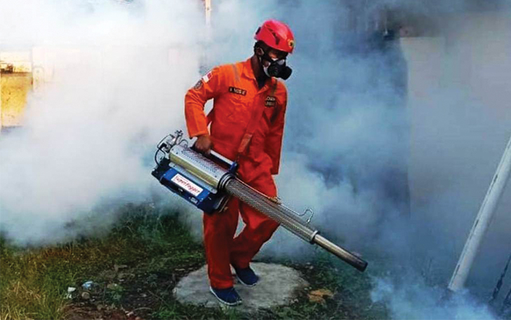 TETAP WASPADA: Fogging menjadi alternatif setelah upaya pemberantasan sarang nyamuk dilakukan.